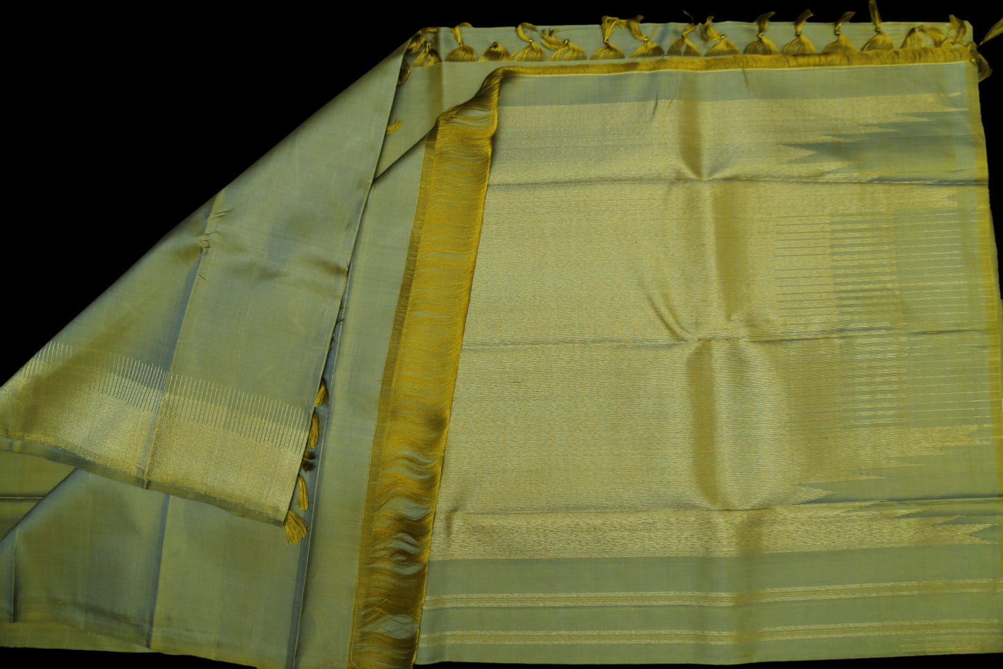 Ettukol double shade green saree