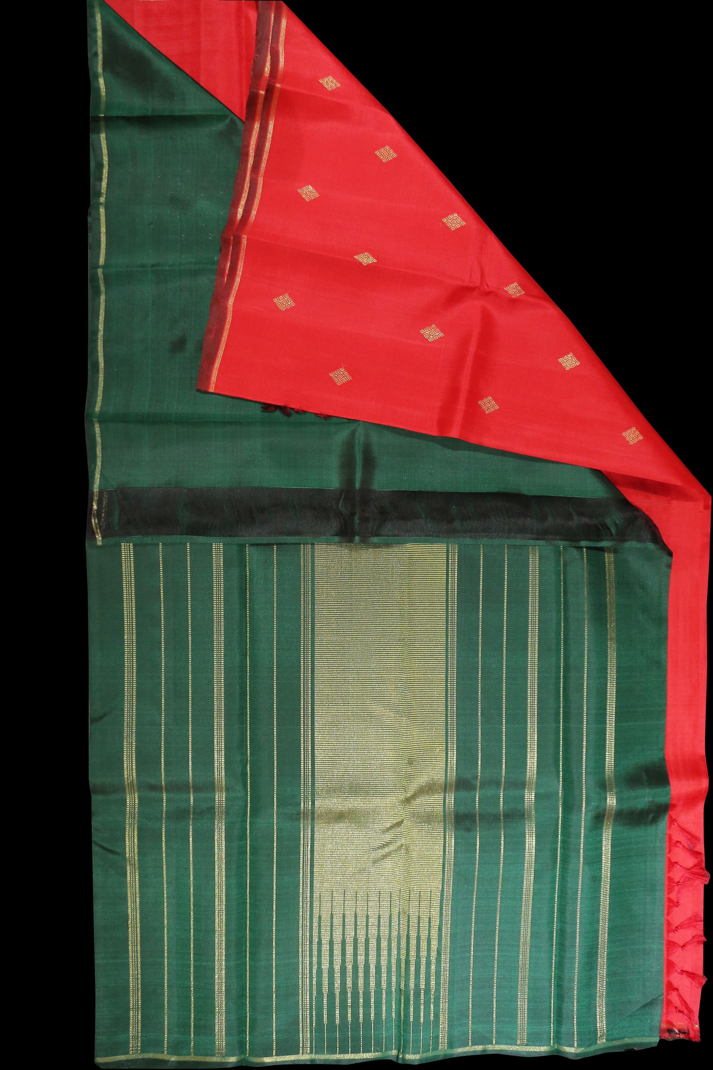 Chilli red with supportive green pallu